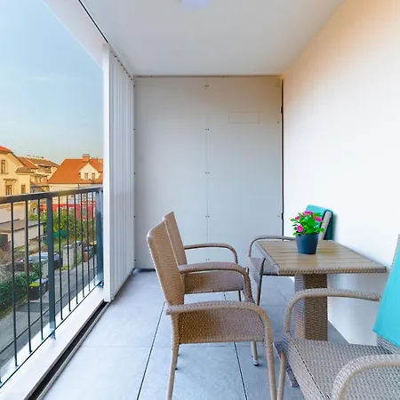 Monochrome Urban Hoodie * Λιουμπλιάνα