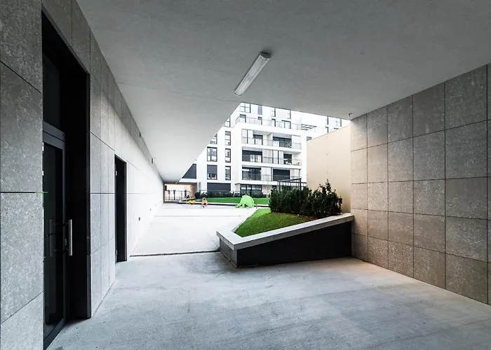 Apartma Monochrome Urban Hoodie Ljubljana