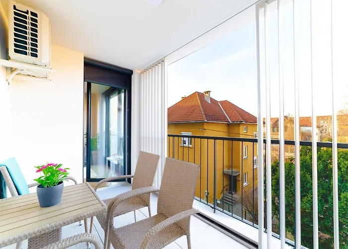 Apartma Monochrome Urban Hoodie